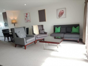 Modern 2BR 2BA Close to CBD